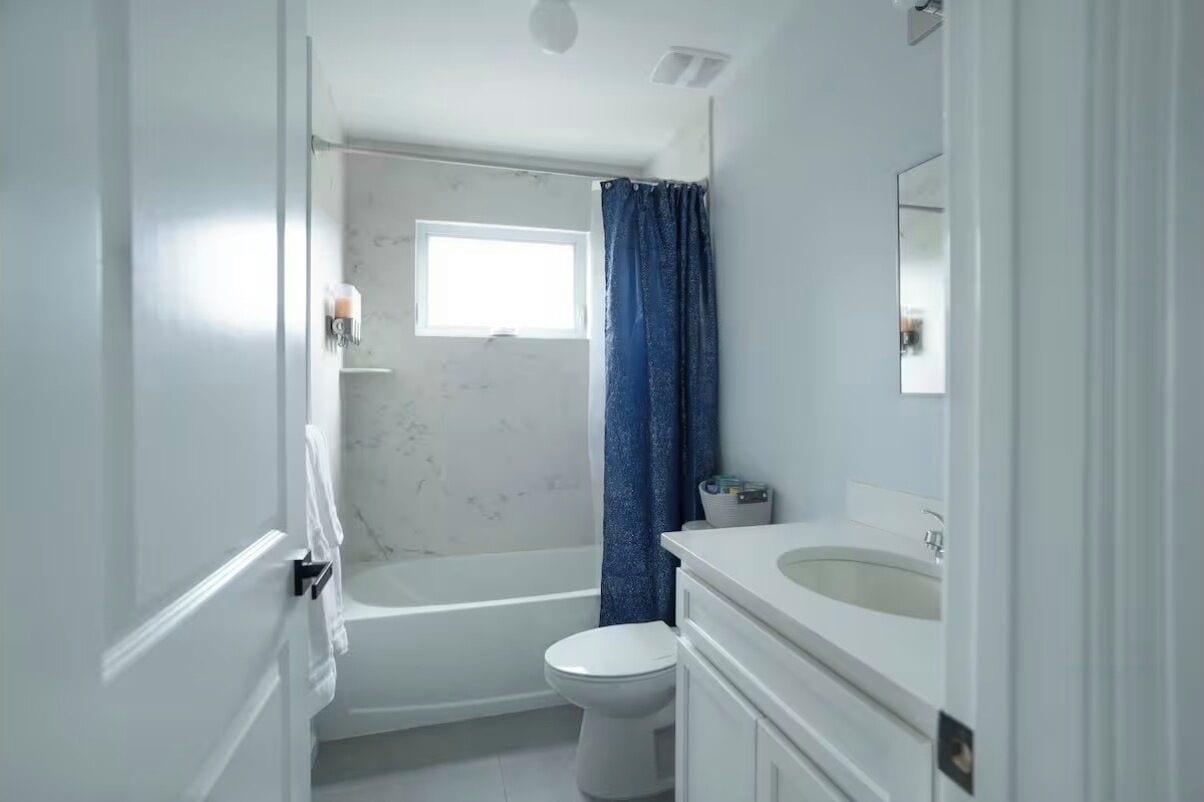 Sèche-cheveux, serviettes fournies, savon, papier toilette