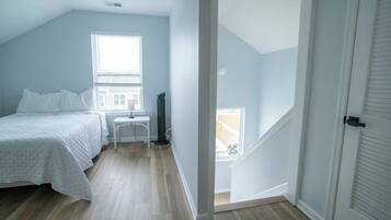 4 bedrooms, desk, iron/ironing board, WiFi (free)