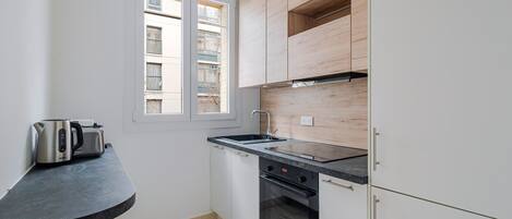 Kühlschrank, Mikrowelle, Ofen, Herdplatte