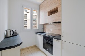 Fridge, microwave, oven, stovetop - Blueground | Saint-Lambert, view, nr Eiffel Tower (Paris)