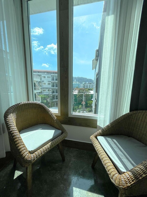 Deluxe Room, 1 King Bed, Balcony, City View | Free WiFi - Le Cartier Guesthouse (Kathu)