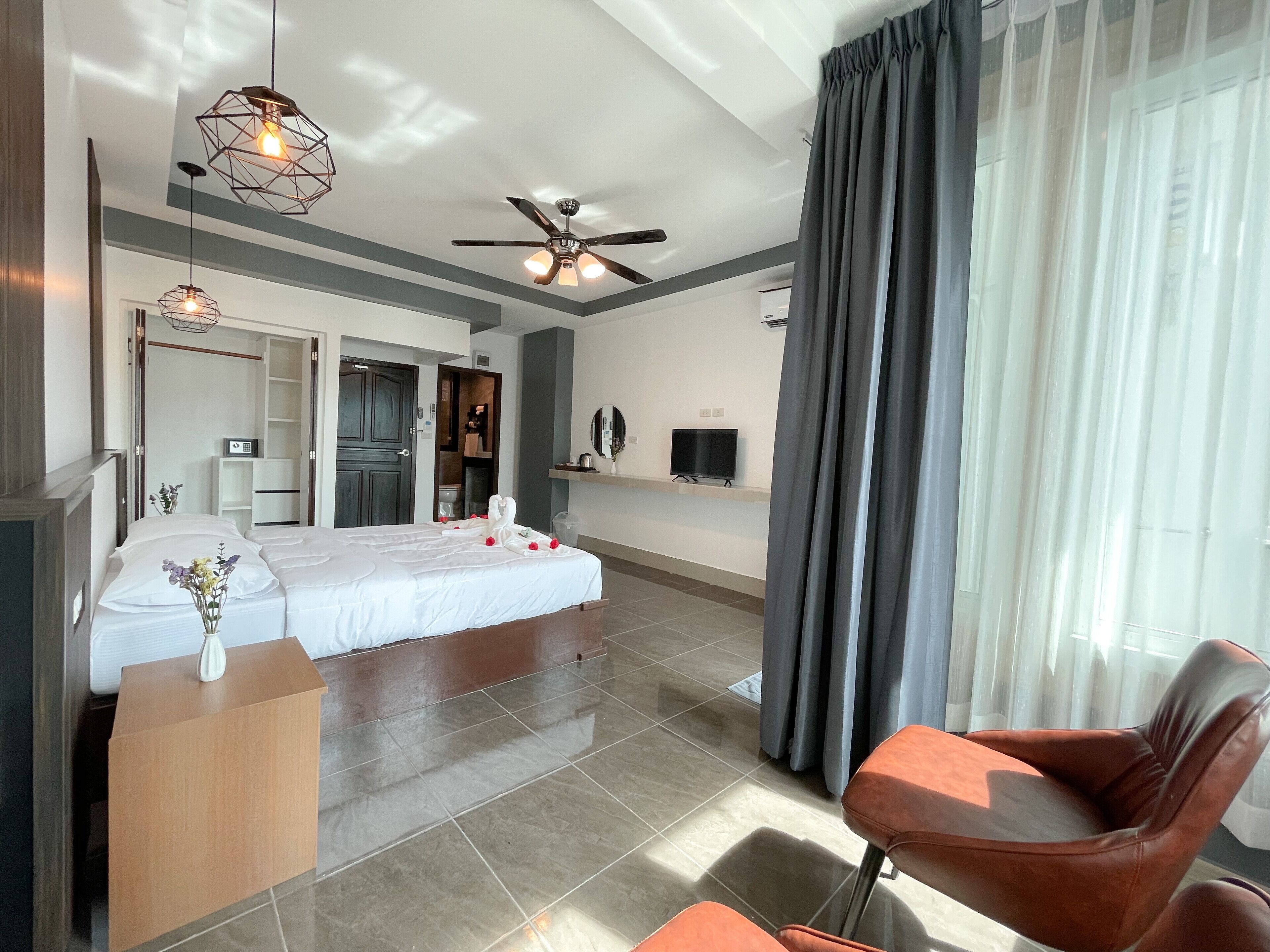 Luxury Room, 1 Queen Bed, Balcony, Mountain View | Free WiFi