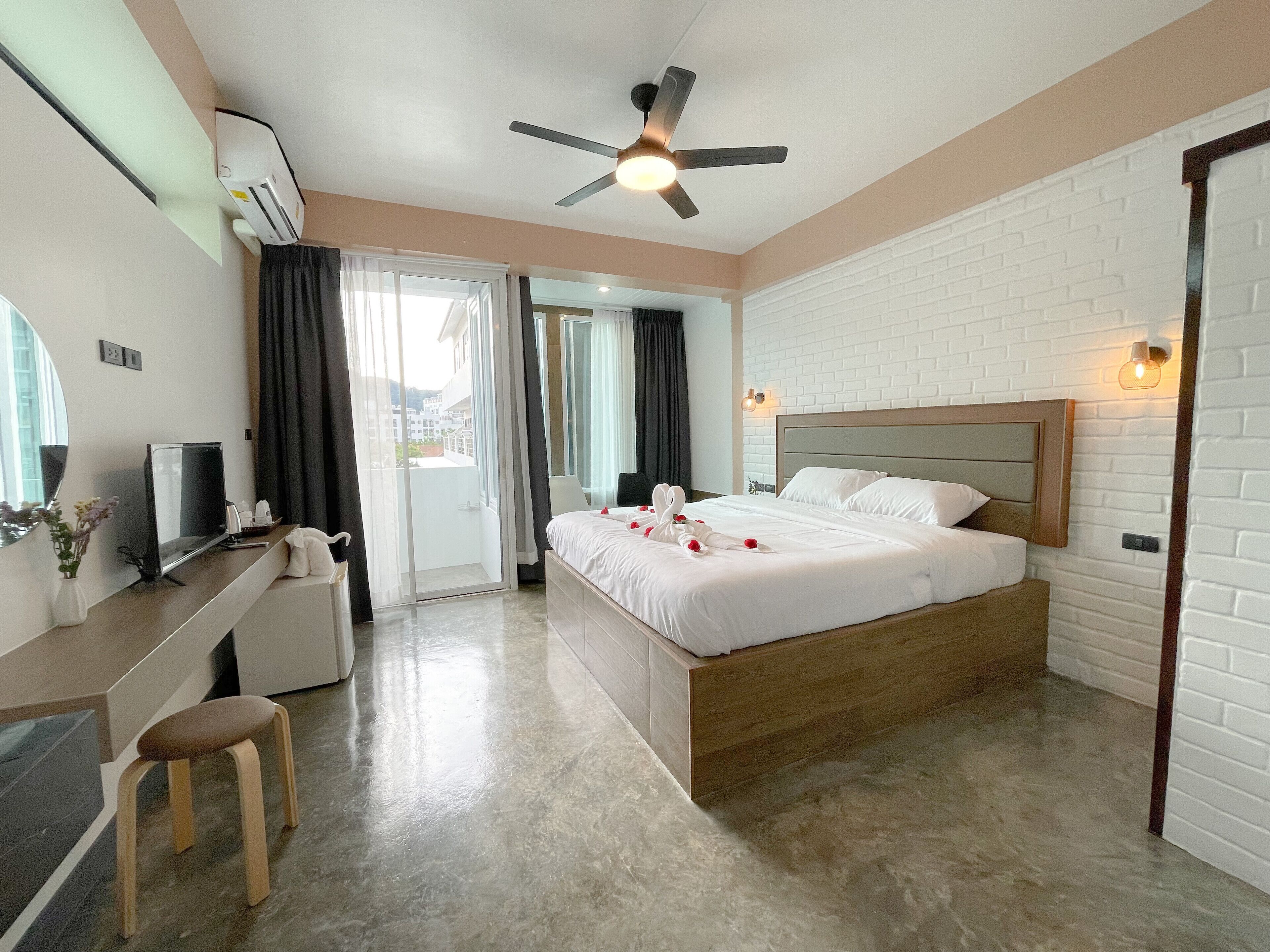 Deluxe Room, 1 King Bed, Balcony, City View | Free WiFi