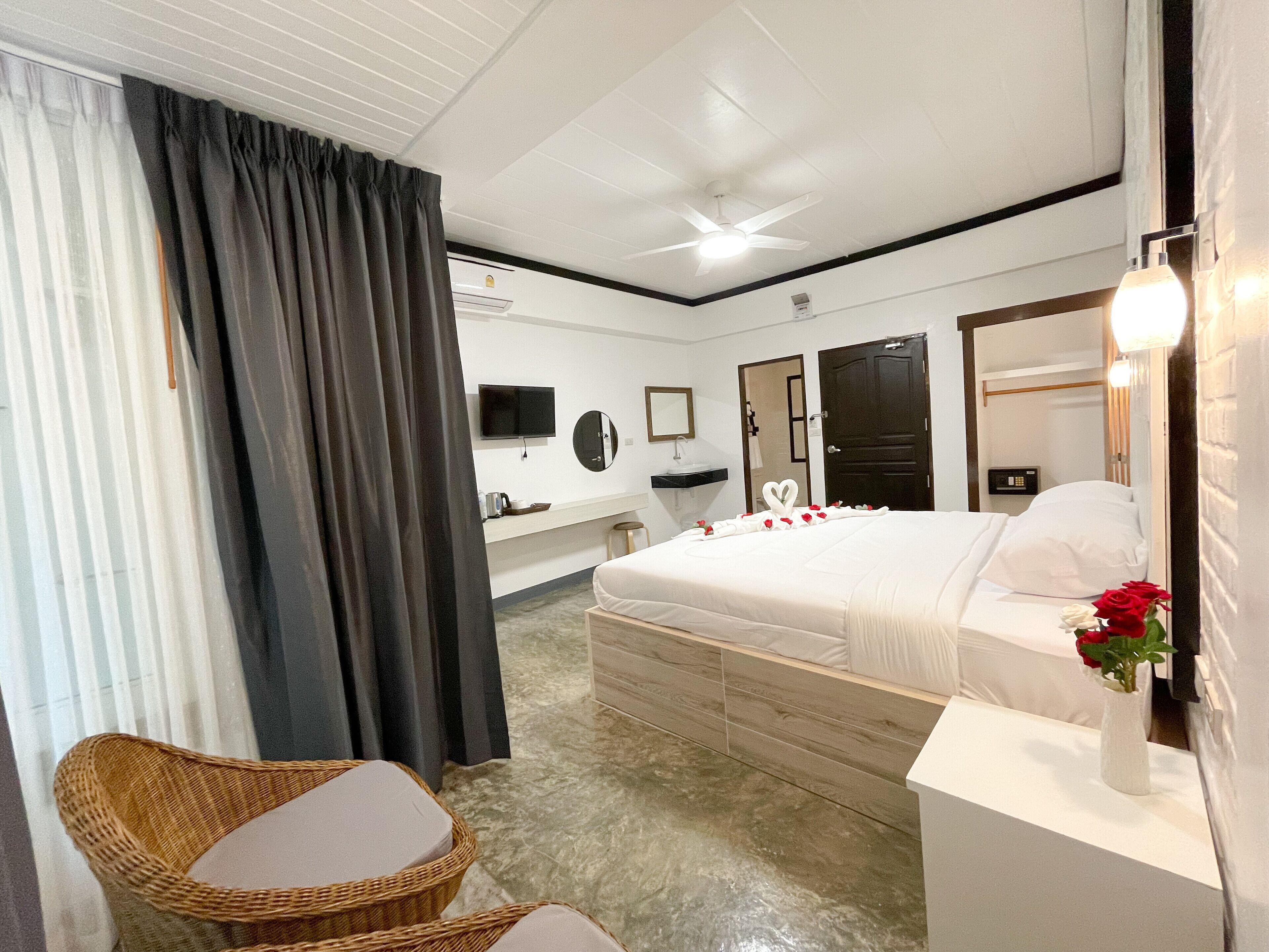 Comfort Room, 1 King Bed, City View | Free WiFi