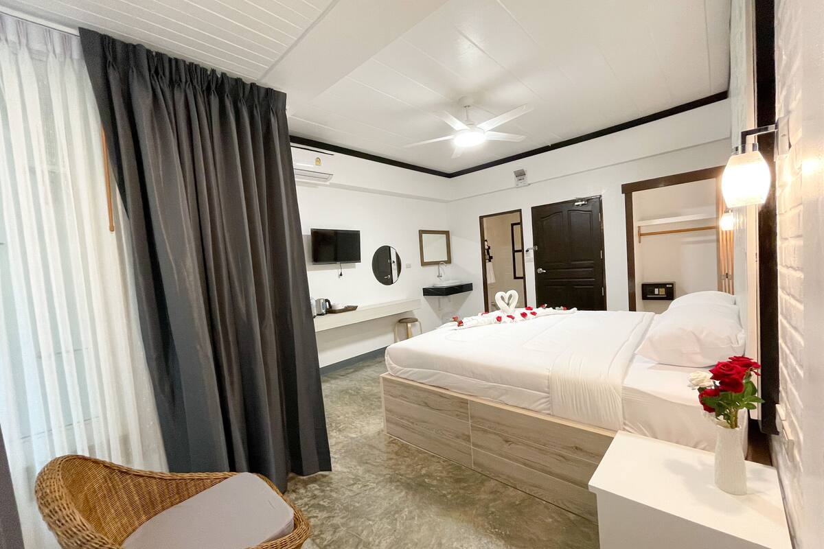 Comfort Room, 1 King Bed, City View