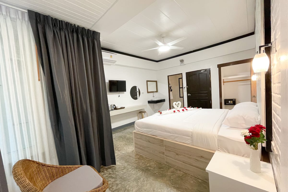 Comfort Room, 1 King Bed, City View | Free WiFi