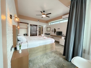 Deluxe Room, 1 King Bed, Balcony, City View | Free WiFi - Le Cartier Guesthouse (Patong)