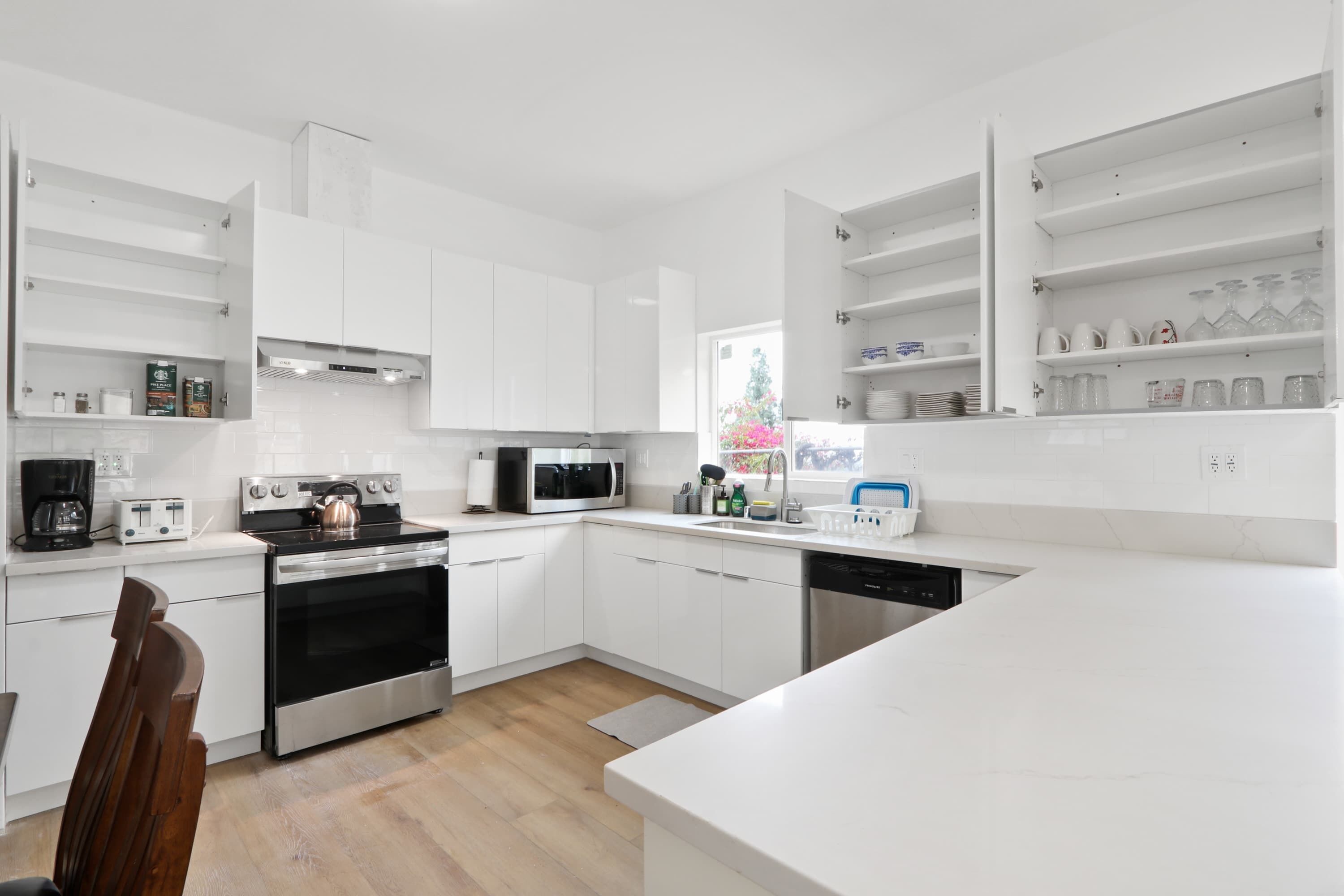 雪櫃、微波爐、焗爐、爐具