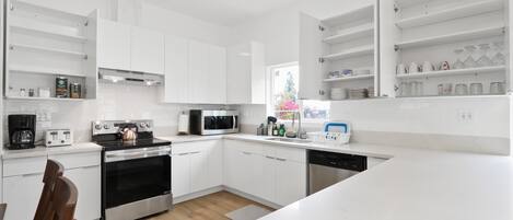 雪櫃、微波爐、焗爐、爐具