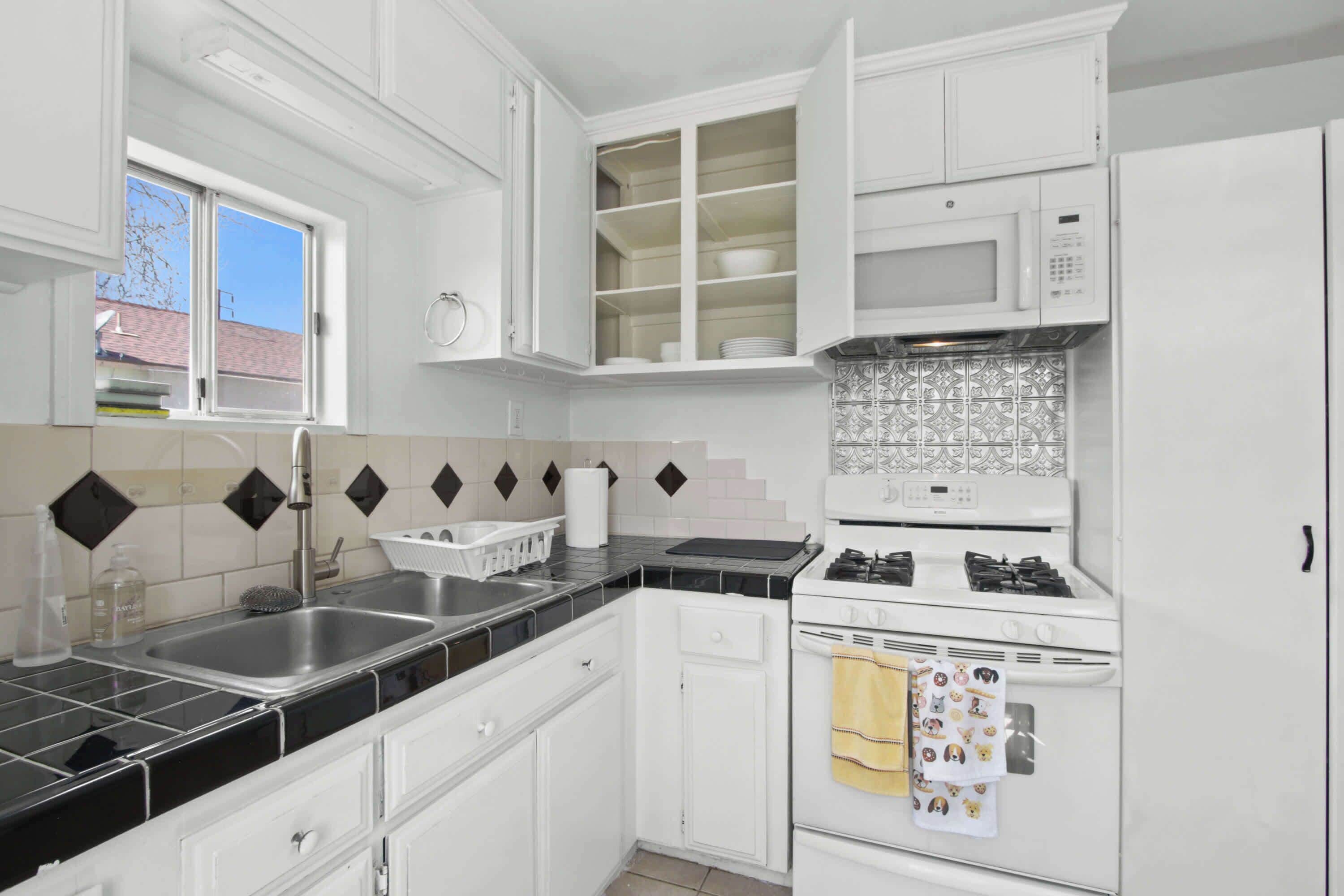 Jääkaappi, mikroaaltouuni, uuni, liesi