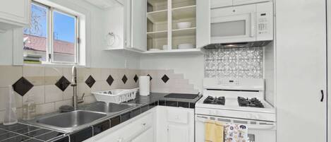 Jääkaappi, mikroaaltouuni, uuni, liesi