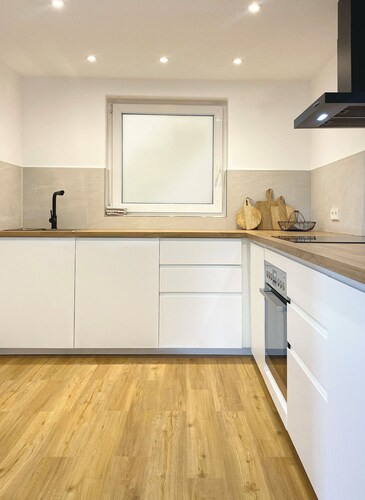 Neues Apartment ANi, zentrale, 2Zi, Bad/Küche, Terr. & Garten, an Fahrradstraße