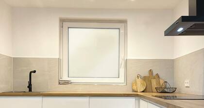 Neues Apartment ANi, zentrale, 2Zi, Bad/Küche, Terr. & Garten, an Fahrradstraße