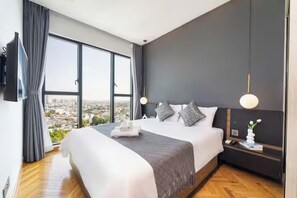 Suite presidencial, 2 habitaciones, con acceso al salón lounge del club, vista a la ciudad | Sábanas de algodón egipcio, ropa de cama de alta calidad y edredón