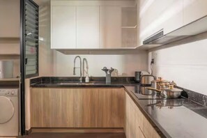 家庭套房, 3 間臥室, 可使用俱樂部酒廊, 城市景 | 私人廚房 | 大型雪櫃/冰箱、微波爐、焗爐、爐具