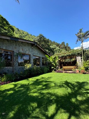 Exterior - Guatemala Dreams Grand Chalet (San Lucas Tolimán)