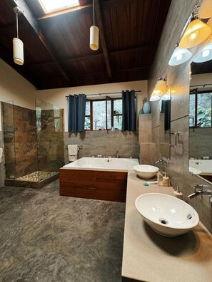 Bathroom - Guatemala Dreams Grand Chalet (San Lucas Tolimán)