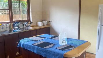 Mikrovågsugn, spishäll, brödrost och matbord