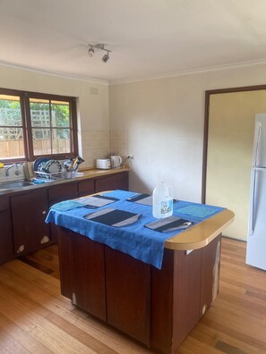 Microwave, stovetop, toaster, dining tables - Cozy home in Frankston. Near shopping precinct, beach, train st. Pet friendly! (Frankston)