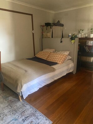 4 bedrooms - Cozy home in Frankston. Near shopping precinct, beach, train st. Pet friendly! (Frankston)