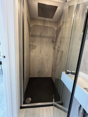 Shower, hair dryer, towels - River Studio, Sleeps 2 with Parking & Dog Friendly (Southampton)