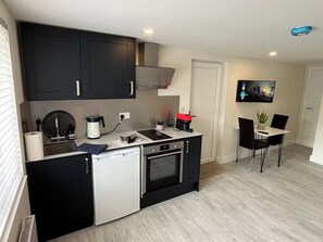 Fridge, microwave, oven, stovetop - River Studio, Sleeps 2 with Parking & Dog Friendly (Southampton)