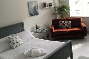 Iron/ironing board, WiFi, bed sheets - River Studio, Sleeps 2 with Parking & Dog Friendly (Southampton)