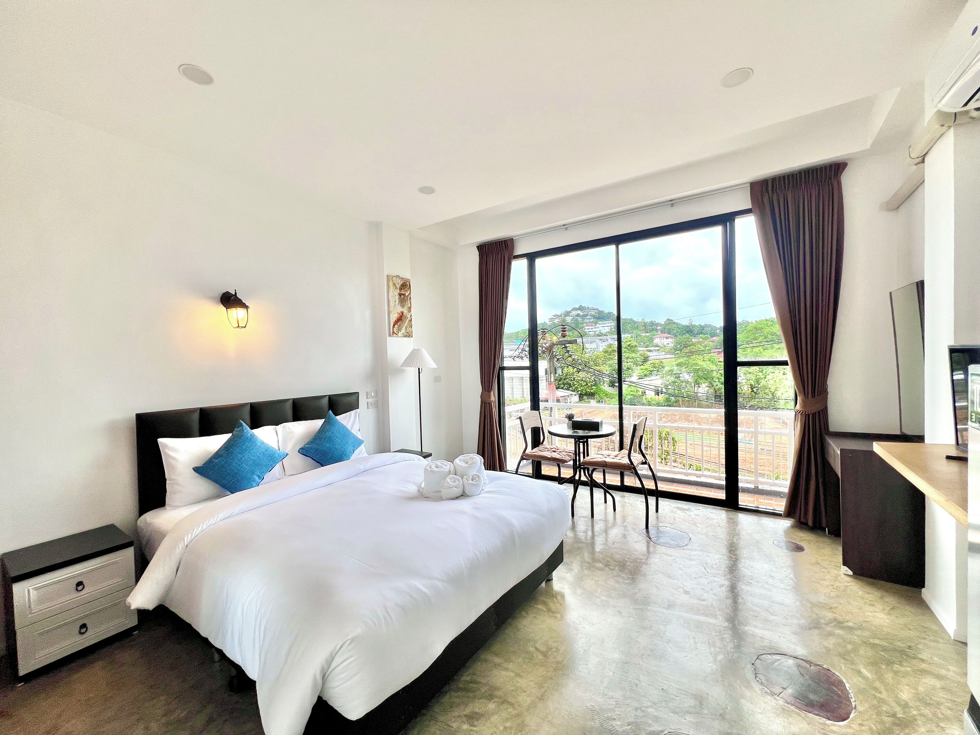 Habitación doble, balcón | Espacio para trabajar con laptop y tabla de planchar con plancha 