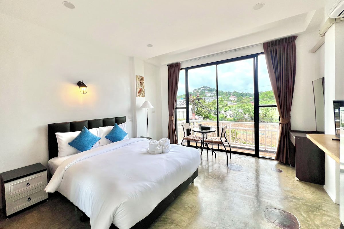 Habitación doble, balcón | Espacio para trabajar con laptop y tabla de planchar con plancha