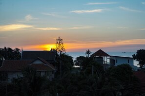 A coastal sunset view with houses and palm trees. - Serenity Bay Koh Samui (Koh Samui)
