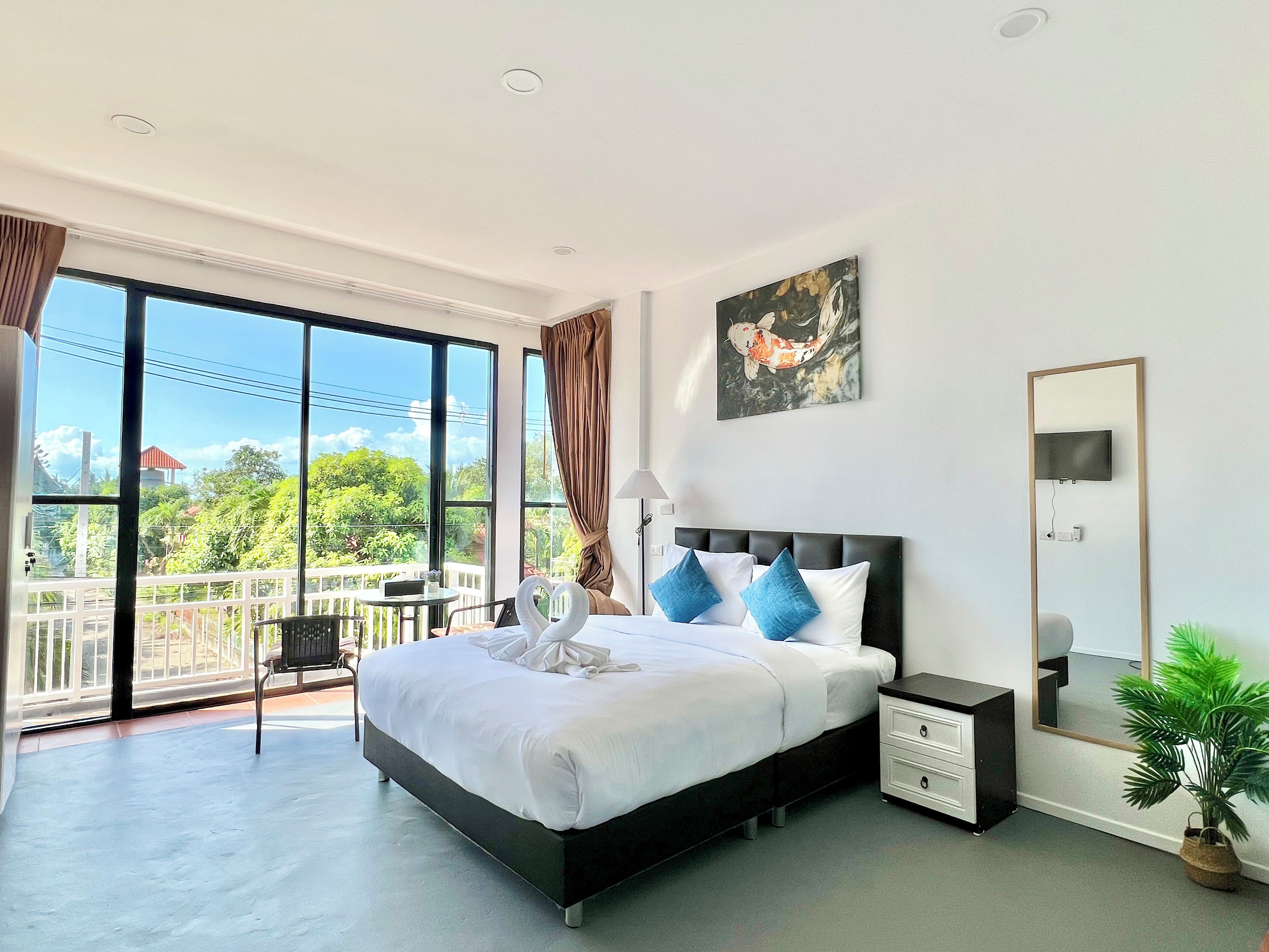 Habitación doble Deluxe, balcón, vista al jardín | Espacio para trabajar con laptop y tabla de planchar con plancha 