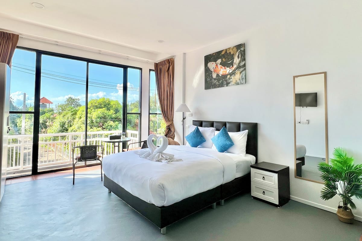 Habitación doble Deluxe, balcón, vista al jardín | Espacio para trabajar con laptop y tabla de planchar con plancha