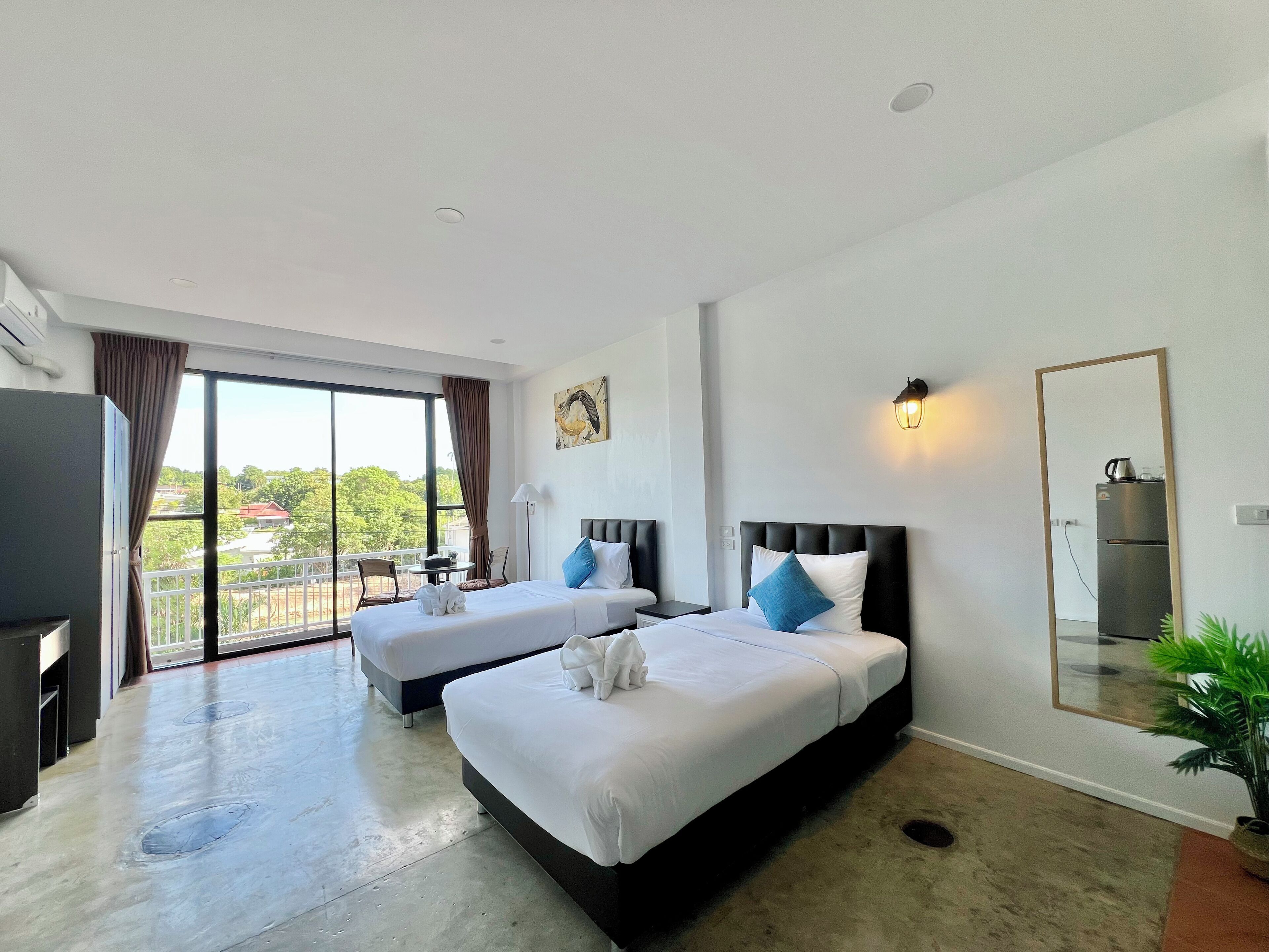 Habitación Deluxe con 2 camas individuales, balcón, vista a la alberca | Espacio para trabajar con laptop y tabla de planchar con plancha 