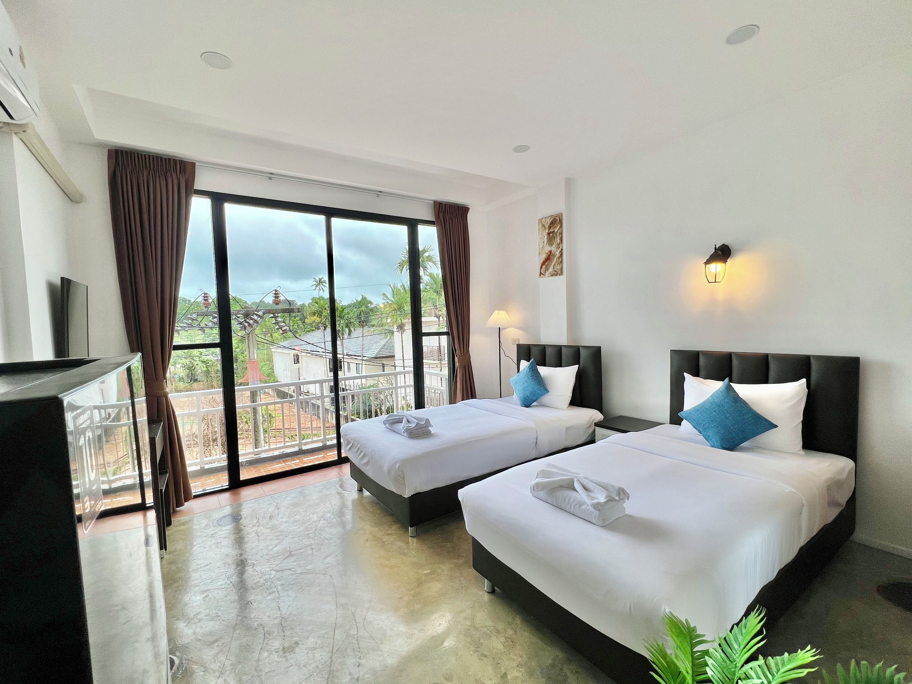 Habitación con 2 camas individuales, balcón | Espacio para trabajar con laptop y tabla de planchar con plancha 