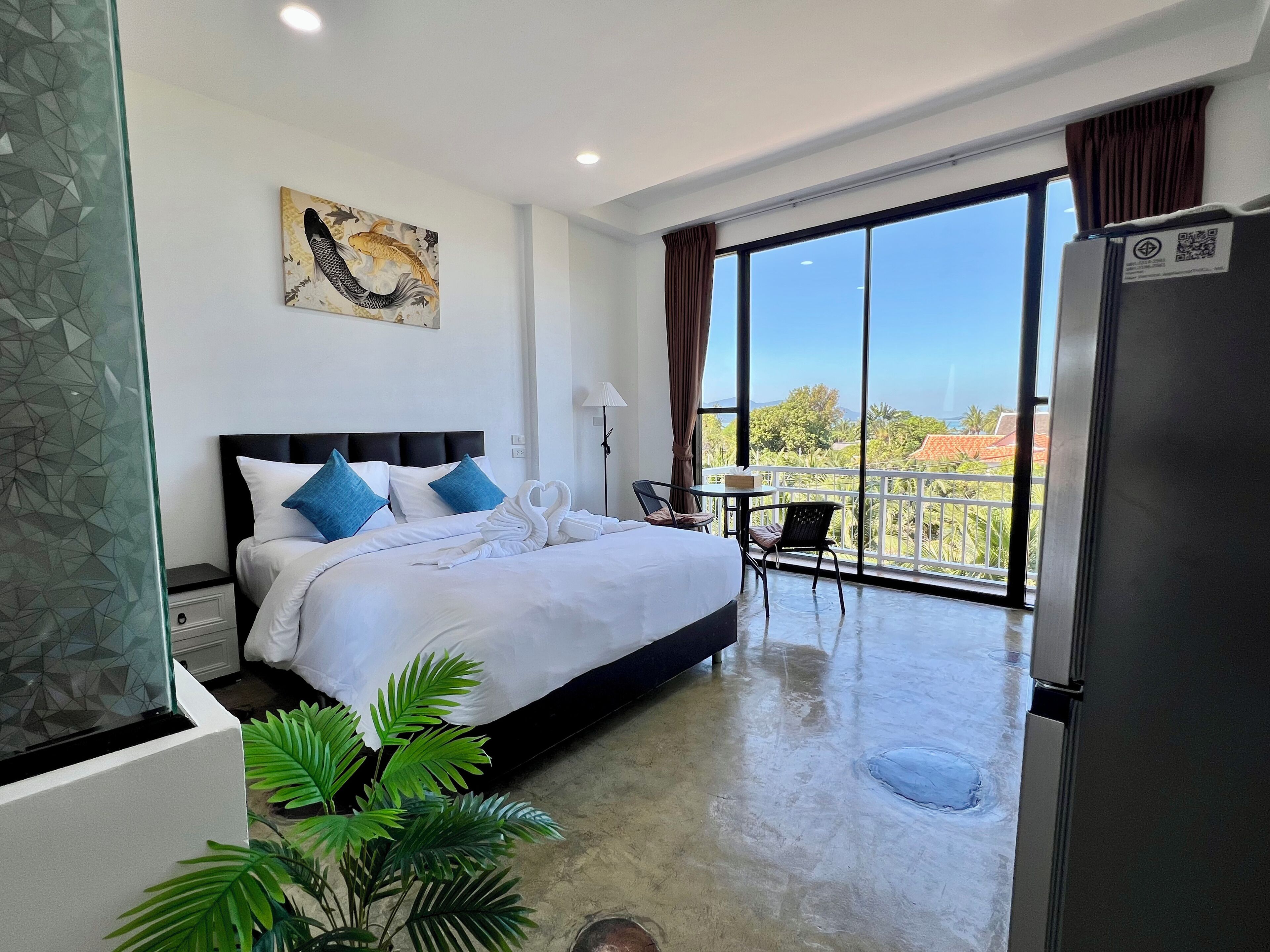 Habitación doble, balcón, vista al mar | Espacio para trabajar con laptop y tabla de planchar con plancha 