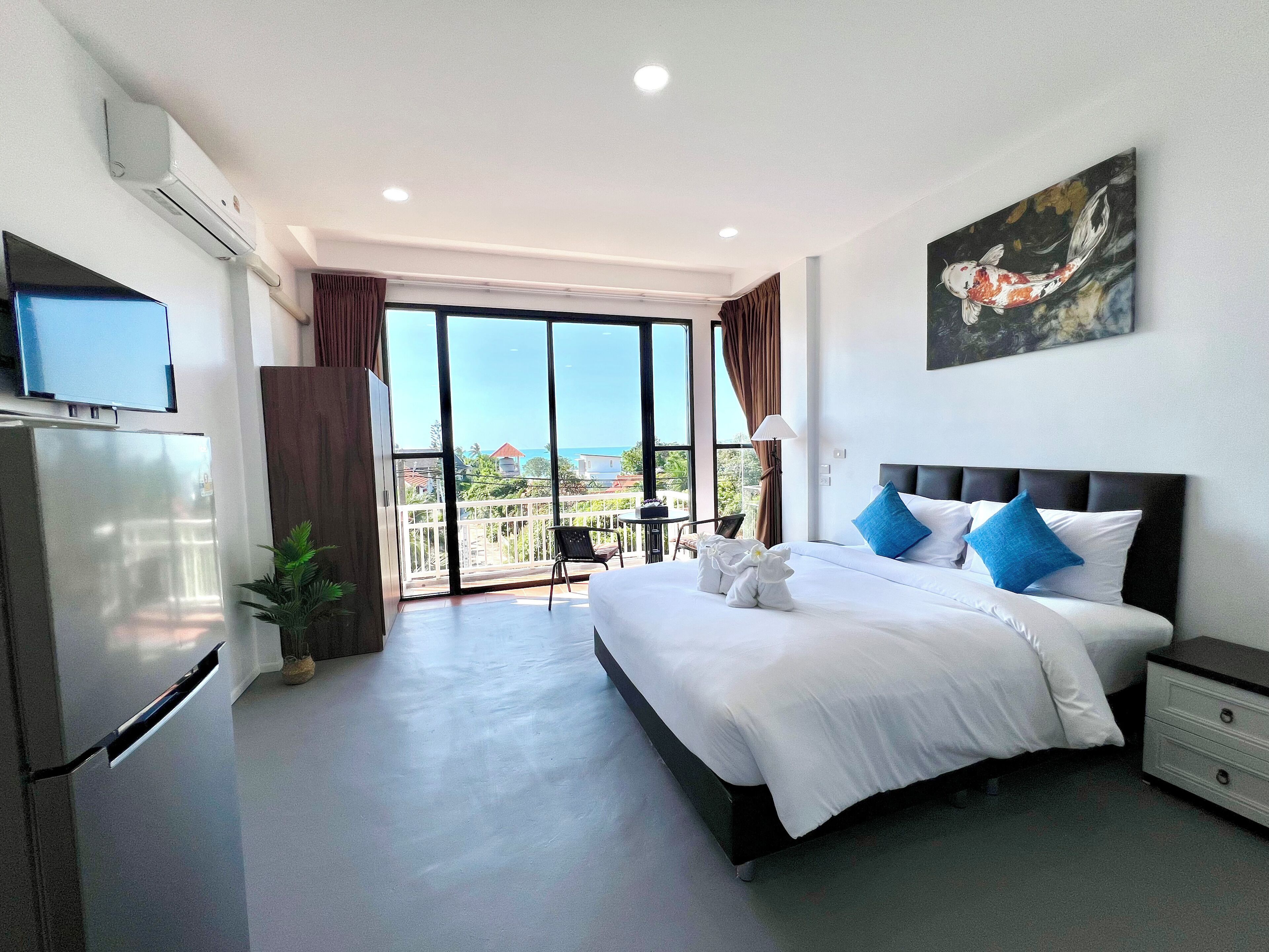 Habitación doble Deluxe, balcón, vista al mar | Espacio para trabajar con laptop y tabla de planchar con plancha 