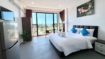 Kahden hengen deluxe-huone, parveke, merinäköala | Kannettavalle tietokoneelle sopiva työtila, silitysrauta/-lauta