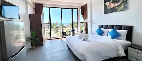 Deluxe-Doppelzimmer, Balkon, Meerblick | Laptopgeeigneter Arbeitsplatz, Bügeleisen/Bügelbrett, kostenloses WLAN