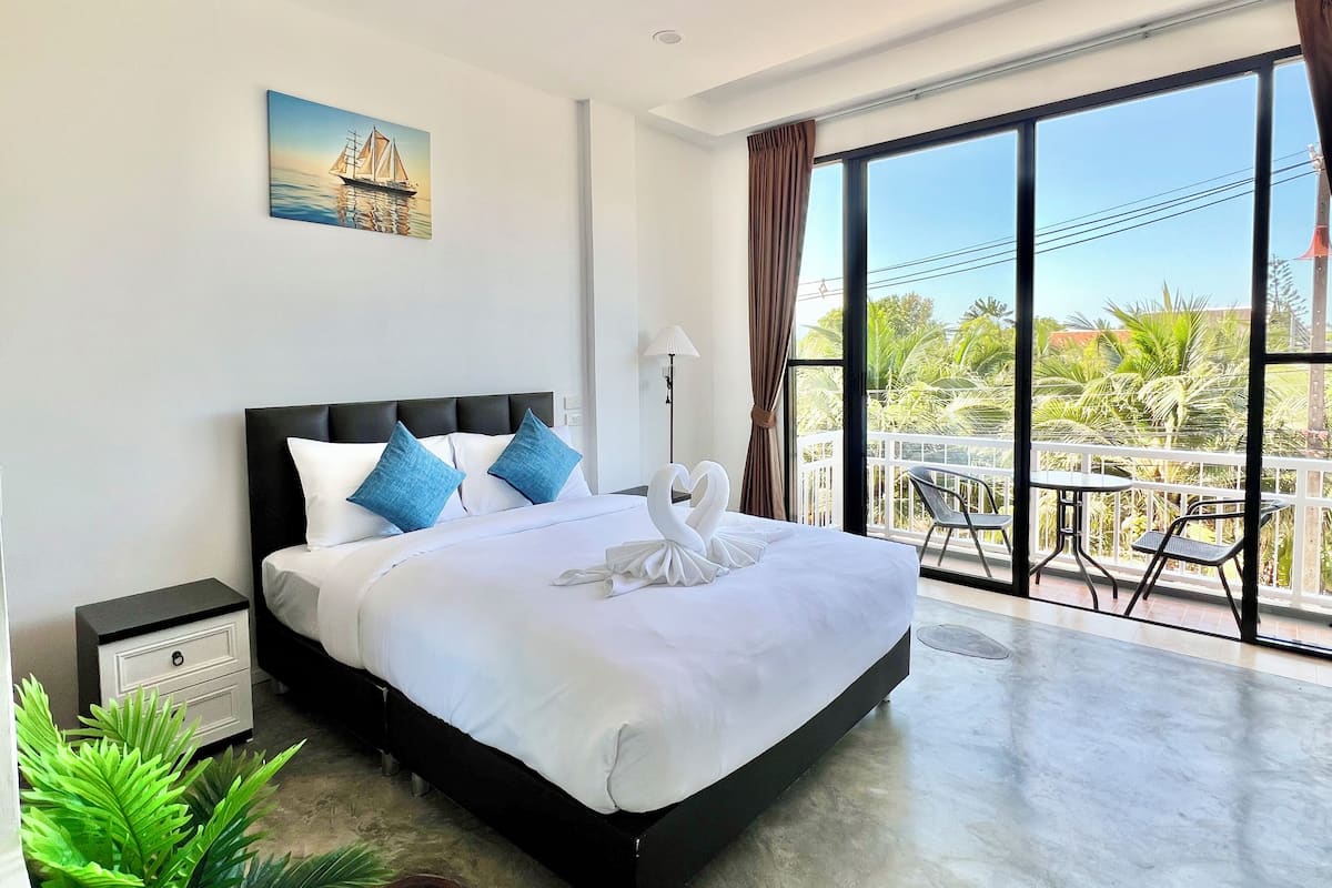 Habitación doble, balcón, vista al jardín | Espacio para trabajar con laptop y tabla de planchar con plancha