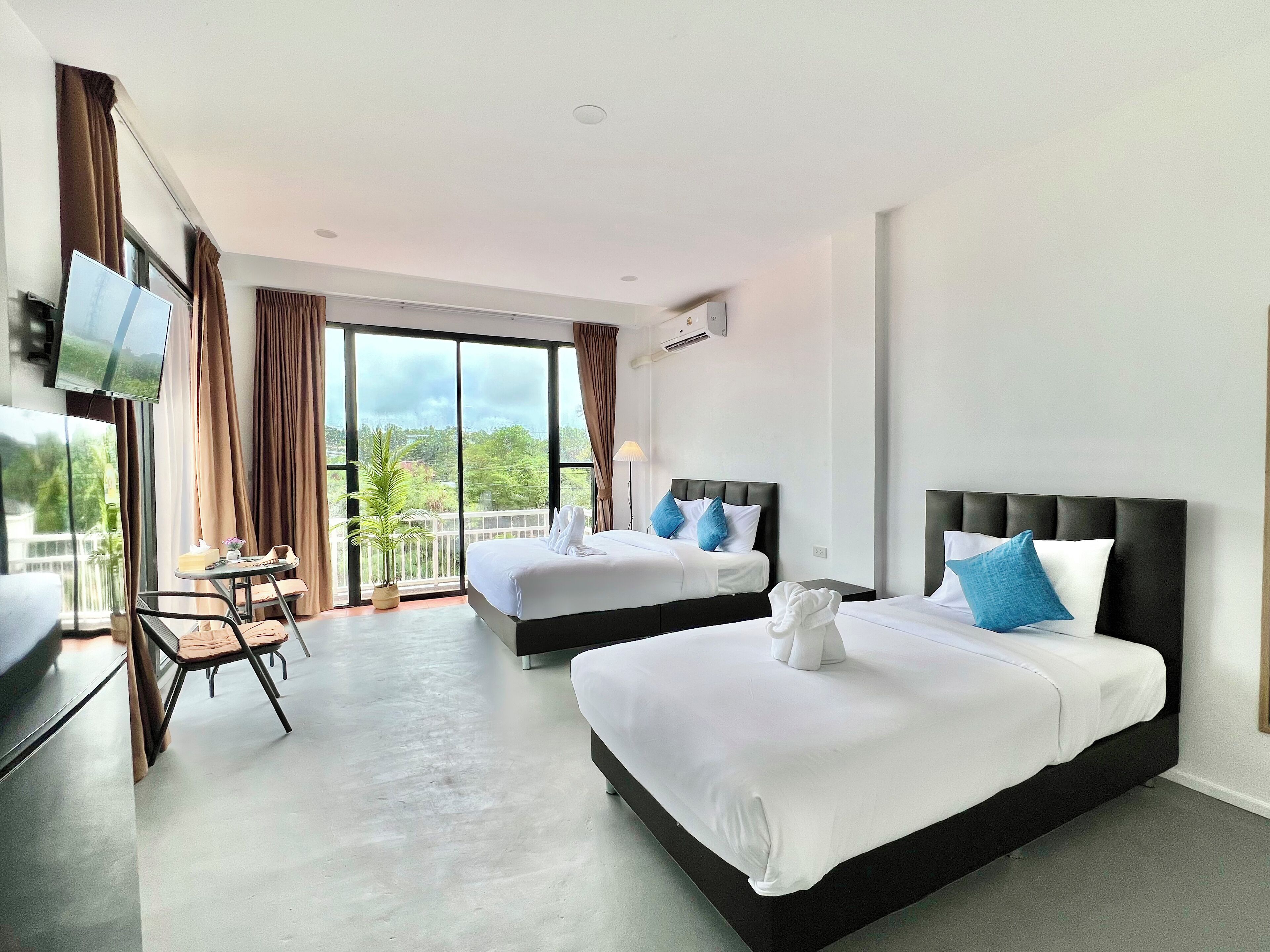 Habitación triple, balcón, vista a la alberca | Espacio para trabajar con laptop y tabla de planchar con plancha 