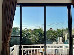 Espacio para trabajar con laptop y tabla de planchar con plancha