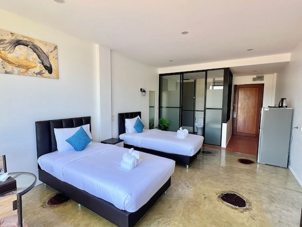 Espacio para trabajar con laptop y tabla de planchar con plancha