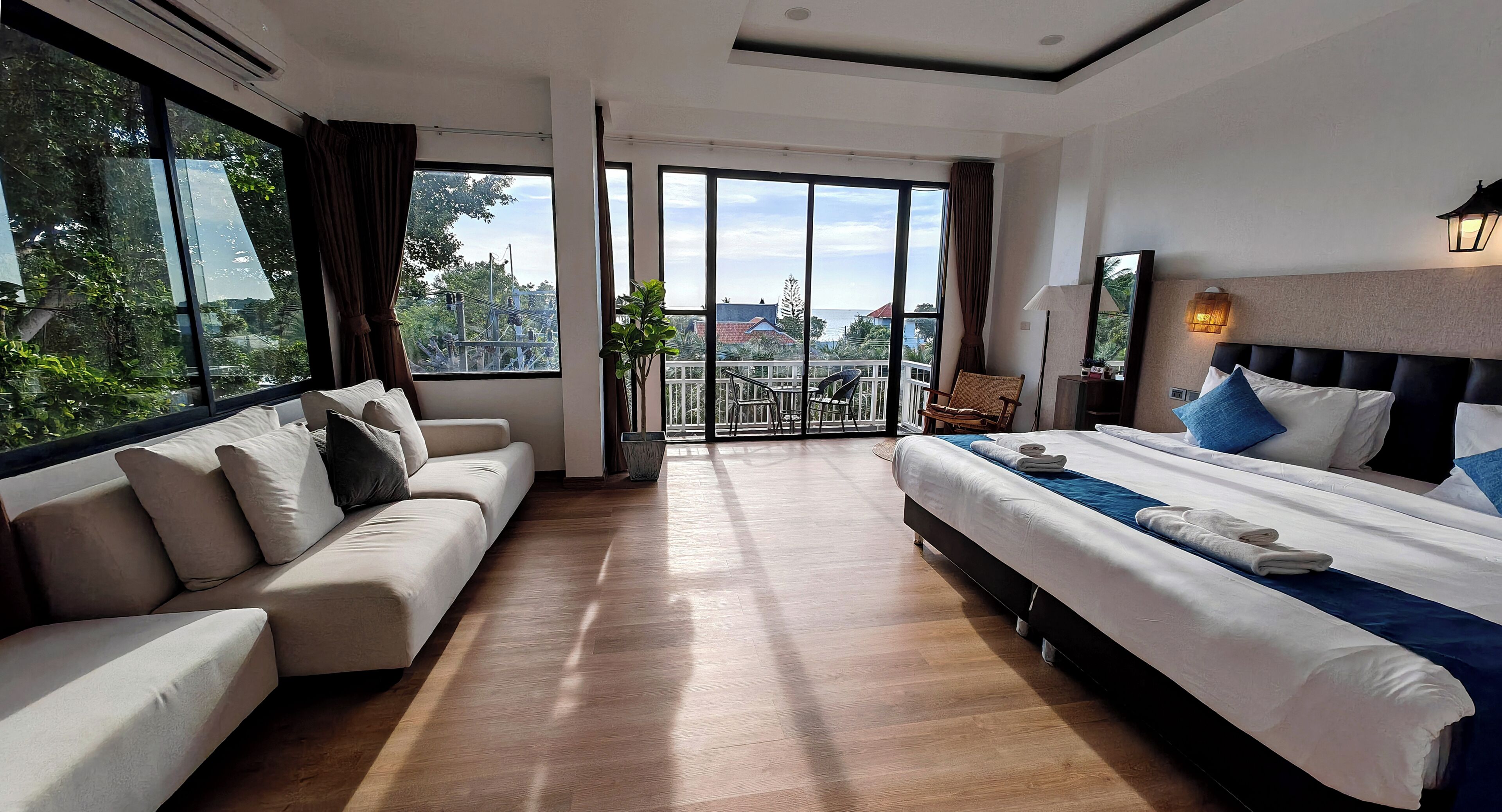 Deluxe Double Room, Balcony, Sea View | Laptop workspace, iron/ironing board (on request), WiFi (free)