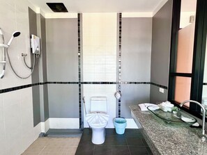 Artículos de tocador gratuitos, secador de pelo, toallas, jabón