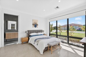 4 bedrooms, desk, iron/ironing board, WiFi
