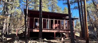 Cozy 2-bedroom cabin in beautiful Lakeside with AC/heat