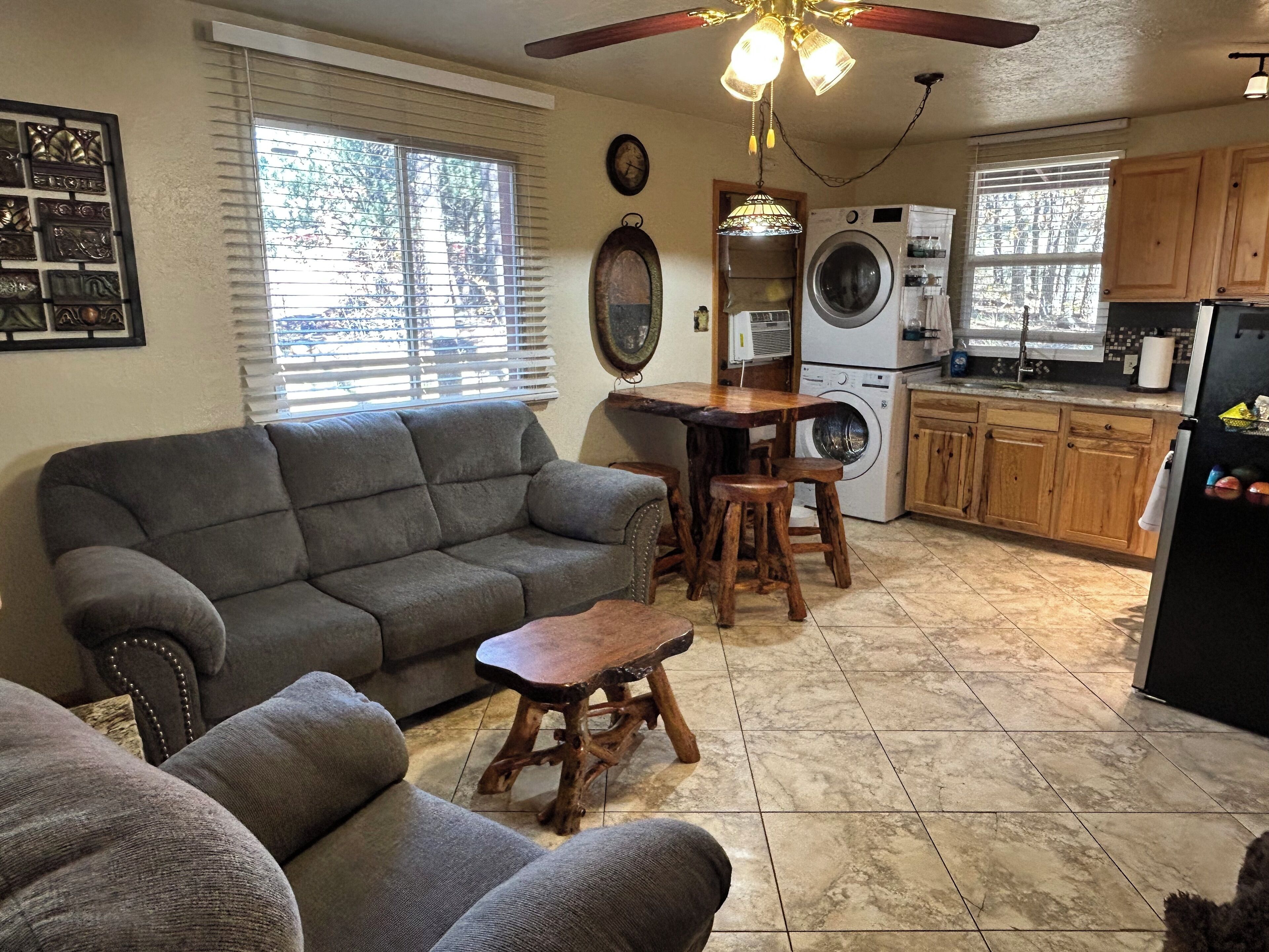 Smart-TV, peis og bøker