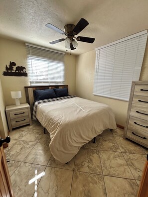 Room - Cozy 2-bedroom cabin in beautiful Lakeside with AC/heat (Lakeside)