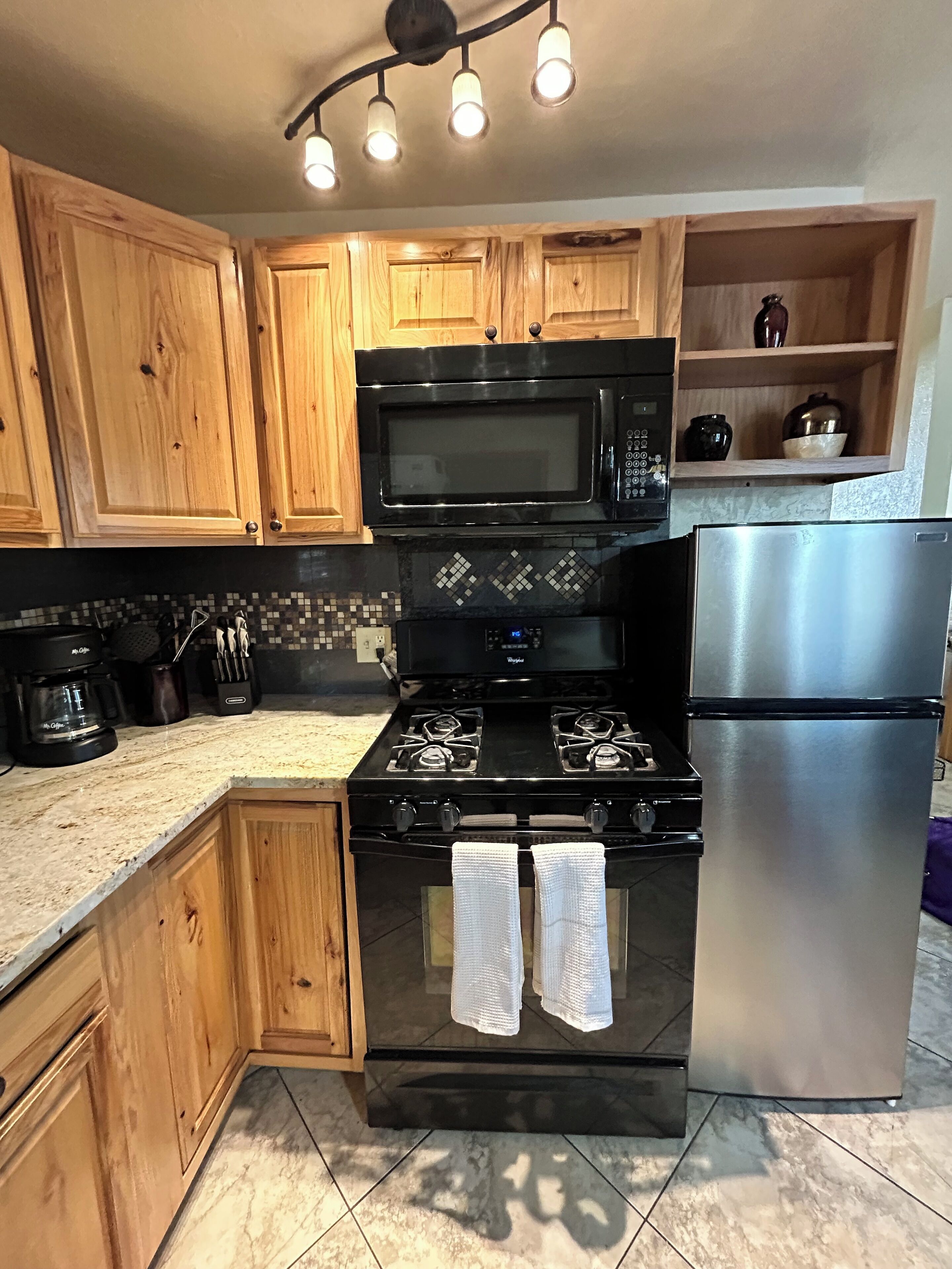 Refrigerador, microondas, horno y parrilla de estufa 