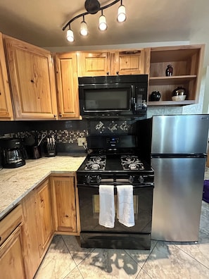 Kylskåp, mikrovågsugn, ugn och spishäll